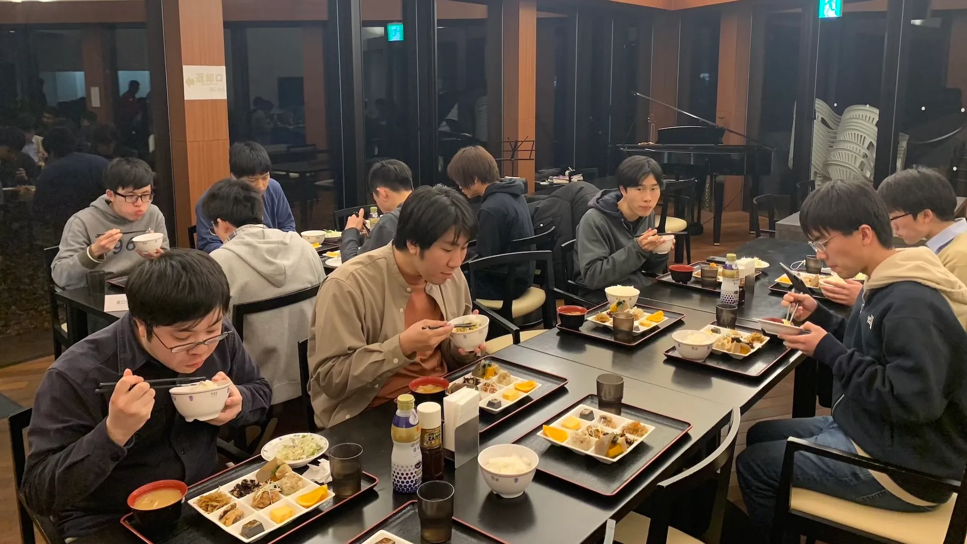 夕食を食べる様子